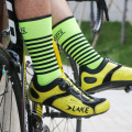 Novo Estilo Moda Esporte Quente Meias de Ciclismo Patchwork Masculino Mulheres Meias Respiráveis ​​Bicicleta Esportiva Stripe Calcetines Ciclismo